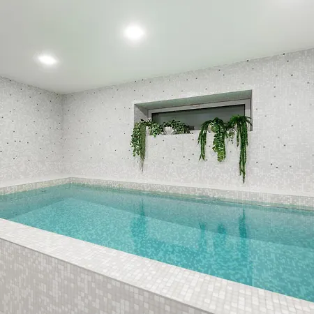 Luxury With 6 Bedrooms & Pool Etc