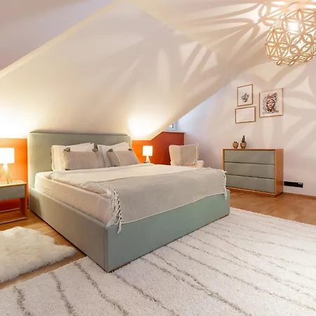 Luxury With 6 Bedrooms & Pool Etc
