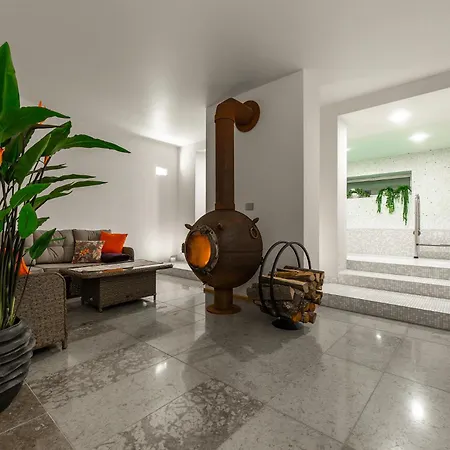 Luxury With 6 Bedrooms & Pool Etc