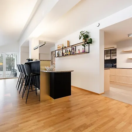 Luxury With 6 Bedrooms & Pool Etc